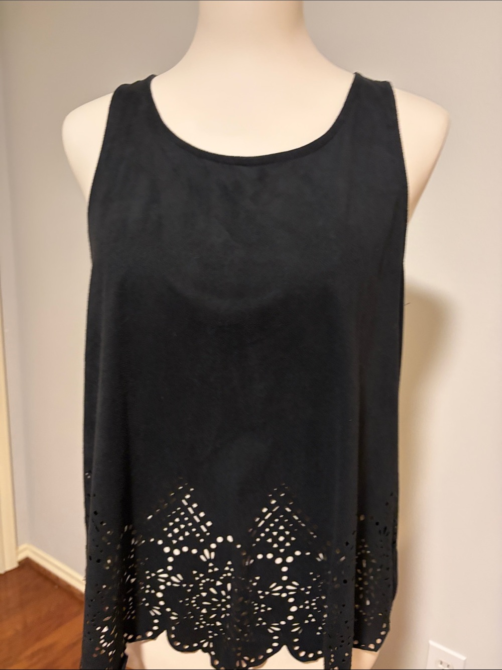 Love on a Hanger Women’s Scallop Tank Top in Black Size Large